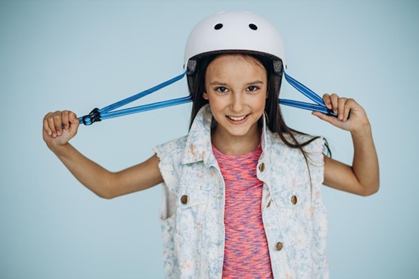 Free photo portrait of a girl wearing scooter helmet